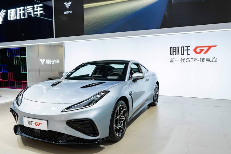 东莞271哪吒汽车在智能汽车领域的表现，领途汽车在新能源汽车市场中的影响力